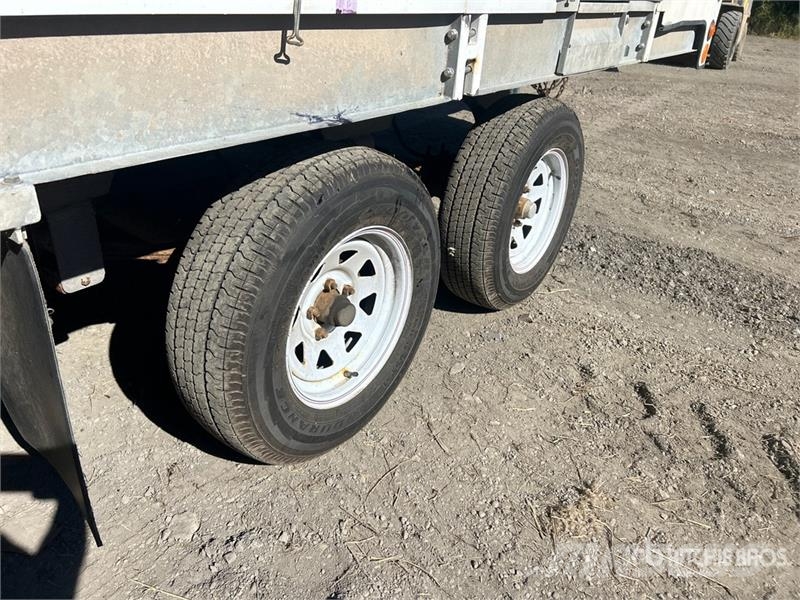 JL Leclerc 03356 13 ft T/A Enclosed Trailer Причепи-фургони