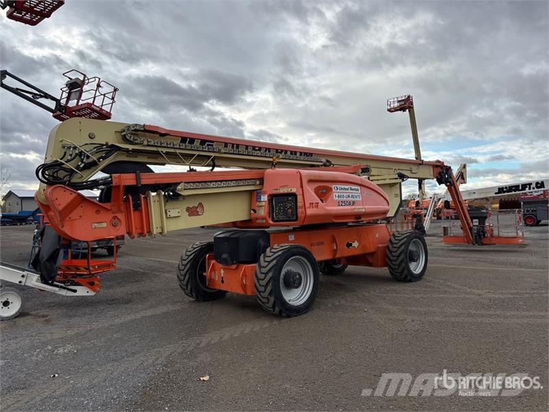 JLG 1250AJP 4WD Diesel Articulating Boom Lift رافعات سلة مفصلية