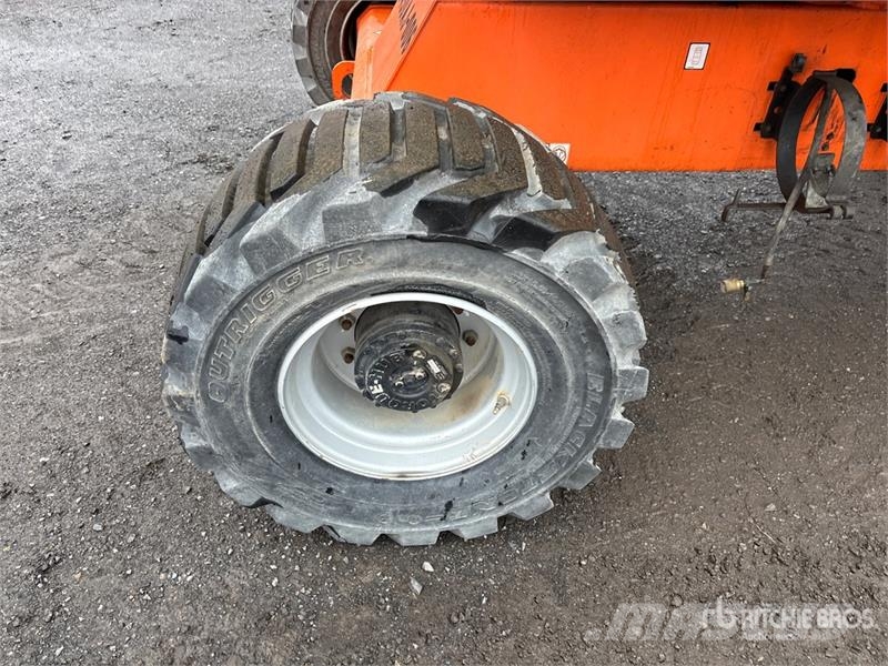 JLG 450AJ 4WD Dual Fuel Articulating Boom Lift Kloubové plošiny