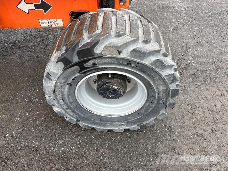 JLG 450AJ 4WD Dual Fuel Articulating Boom Lift Kloubové plošiny