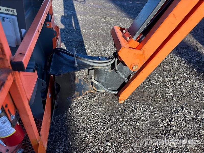 JLG 450AJ Series ll 4WD Dual Fuel Articulating Boom Li Karos emelők