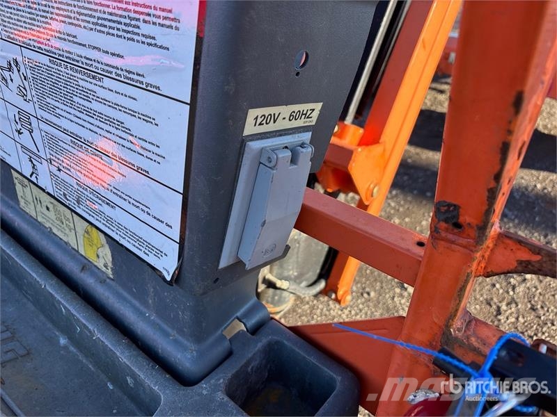 JLG 450AJ Series ll 4WD Dual Fuel Articulating Boom Li Karos emelők