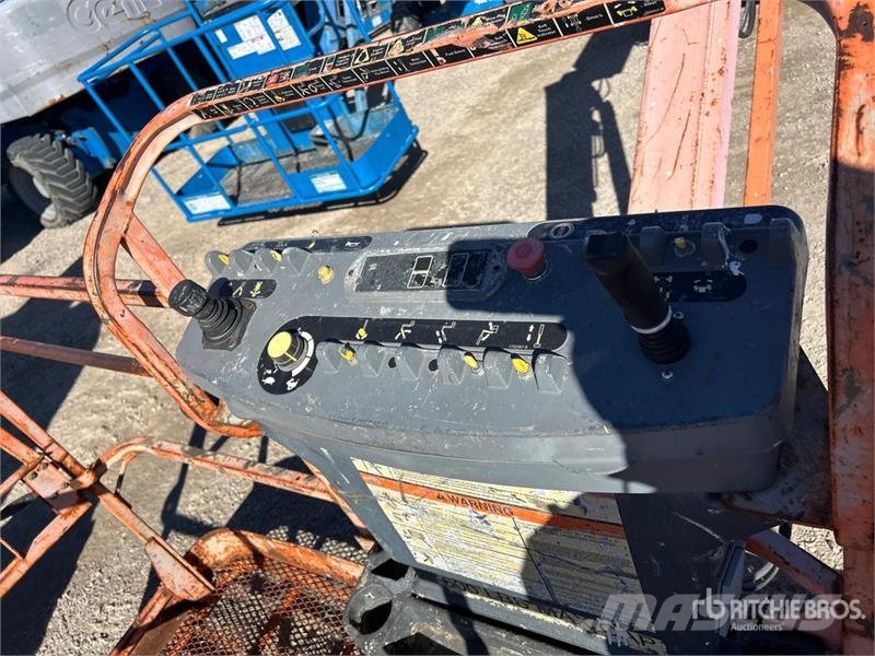 JLG 460SJ 4WD Dual Fuel Telescopic Boom Lift Nacelles télescopiques