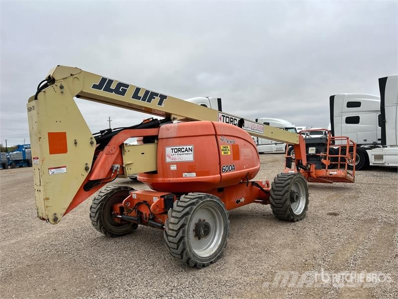 JLG 600A 2WD Articulating Boom Lift Articulated boom lifts