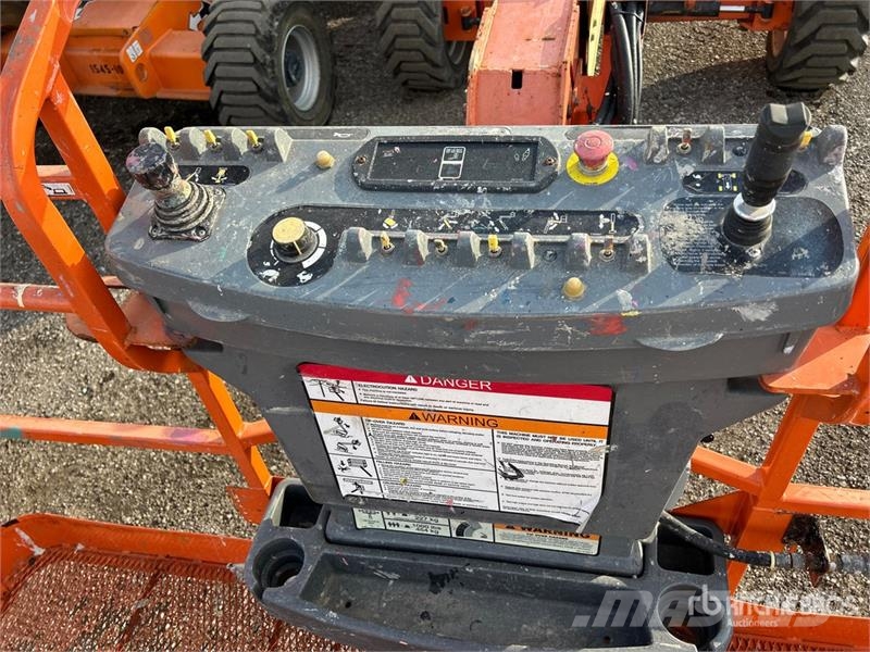 JLG 600A 2WD Diesel Articulating Boom Lift 관절형 전동이동 리프트