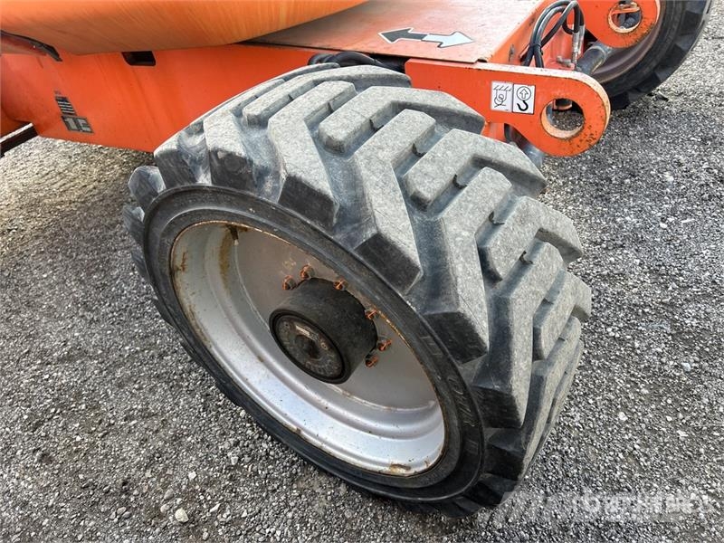 JLG 600A 4WD Diesel Articulating Boom Lift Articulated boom lifts