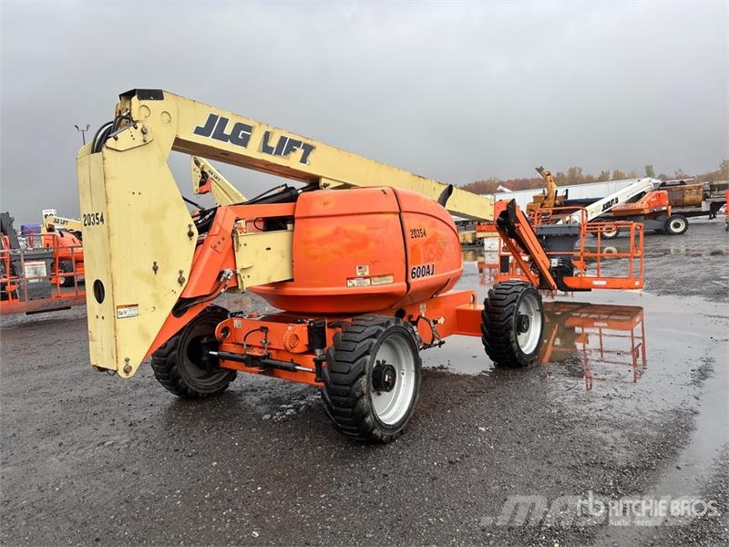 JLG 600AJ 4WD Dual Fuel Articulating Boom Lift Strēles pacēlāji