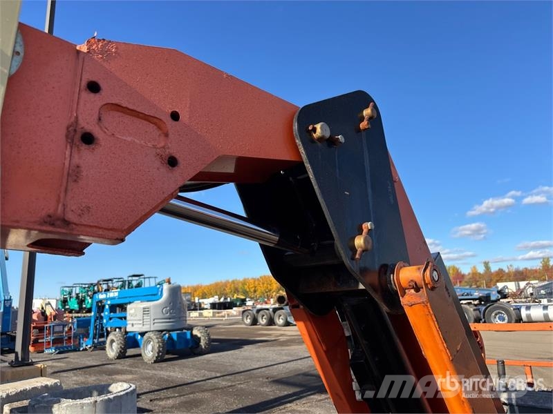 JLG 600AJ 4WD Dual Fuel Articulating Boom Lift Articulated boom lifts