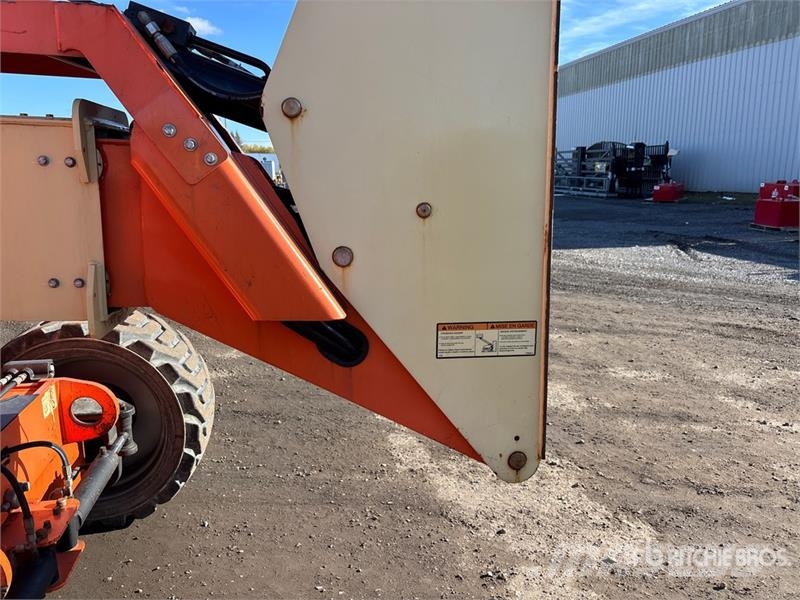 JLG 600AJ 4WD Dual Fuel Articulating Boom Lift Articulated boom lifts