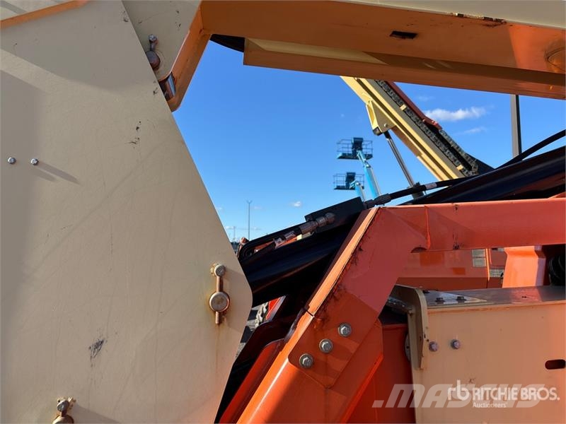 JLG 600AJ 4WD Dual Fuel Articulating Boom Lift Articulated boom lifts