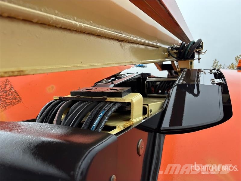 JLG 600AJ 4WD Dual Fuel Articulating Boom Lift Strēles pacēlāji