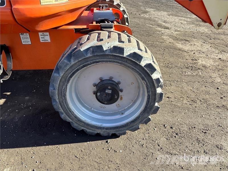 JLG 600AJ 4WD Dual Fuel Articulating Boom Lift Articulated boom lifts