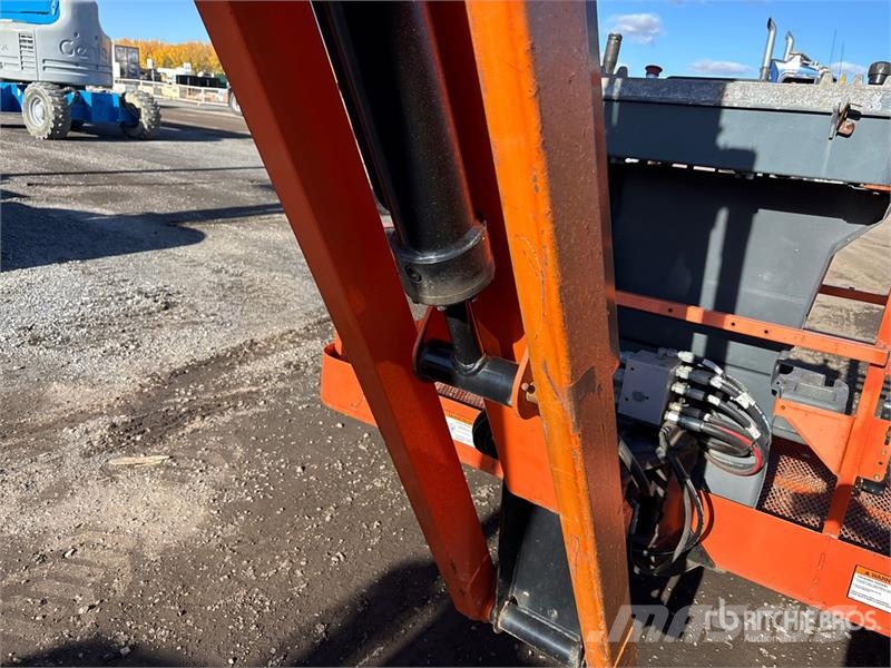 JLG 600AJ 4WD Dual Fuel Articulating Boom Lift Articulated boom lifts