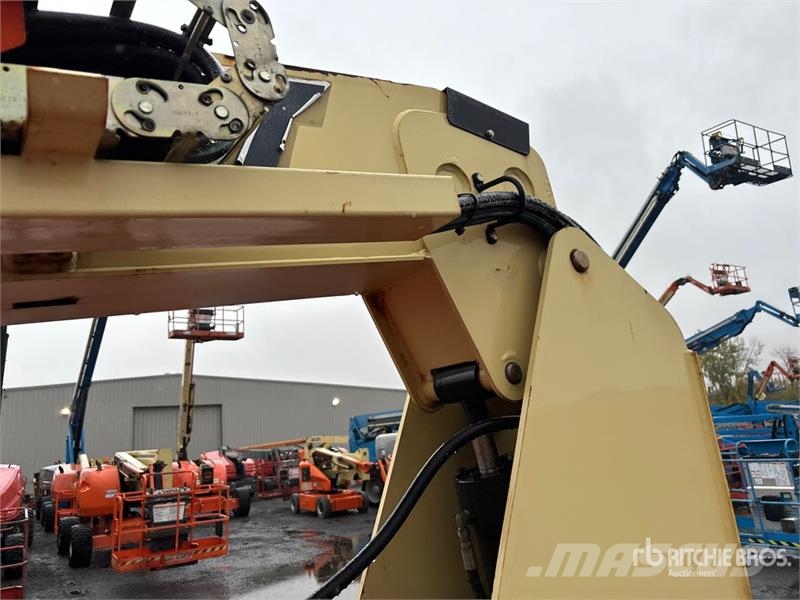 JLG 600AJ 4WD Dual Fuel Articulating Boom Lift Strēles pacēlāji