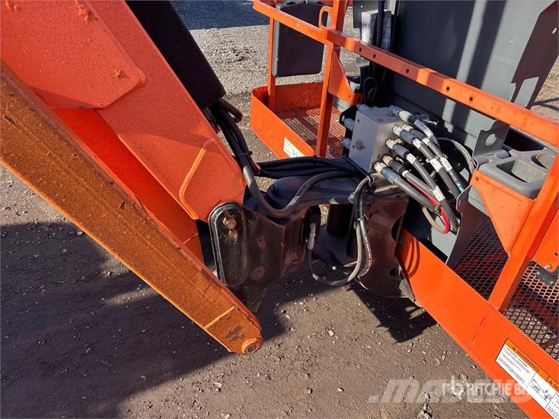 JLG 600AJ 4WD Dual Fuel Articulating Boom Lift Articulated boom lifts