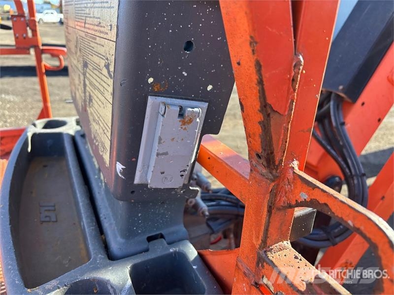 JLG 600AJ 4WD Dual Fuel Articulating Boom Lift Articulated boom lifts