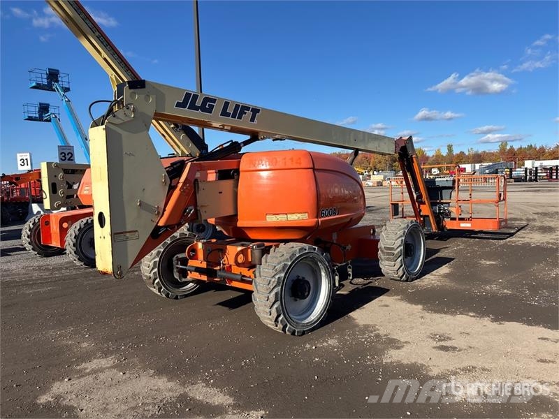 JLG 600AJ 4WD Dual Fuel Articulating Boom Lift Articulated boom lifts