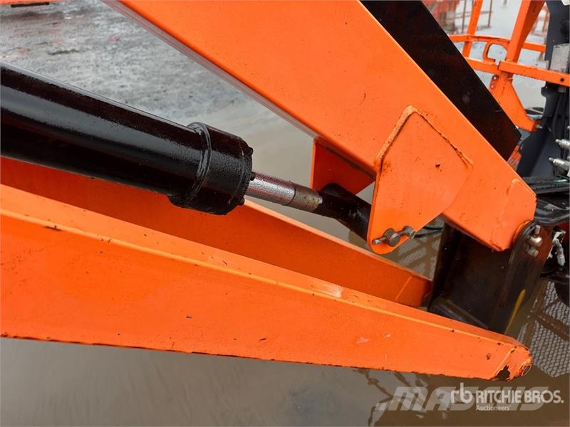 JLG 600AJ 4WD Dual Fuel Articulating Boom Lift Strēles pacēlāji