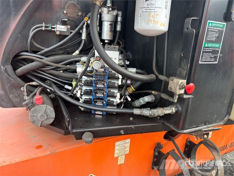 JLG 600AJ 4WD Dual Fuel Articulating Boom Lift رافعات سلة مفصلية
