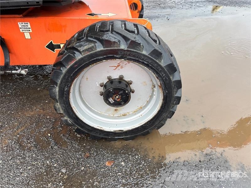 JLG 600AJ 4WD Dual Fuel Articulating Boom Lift Strēles pacēlāji