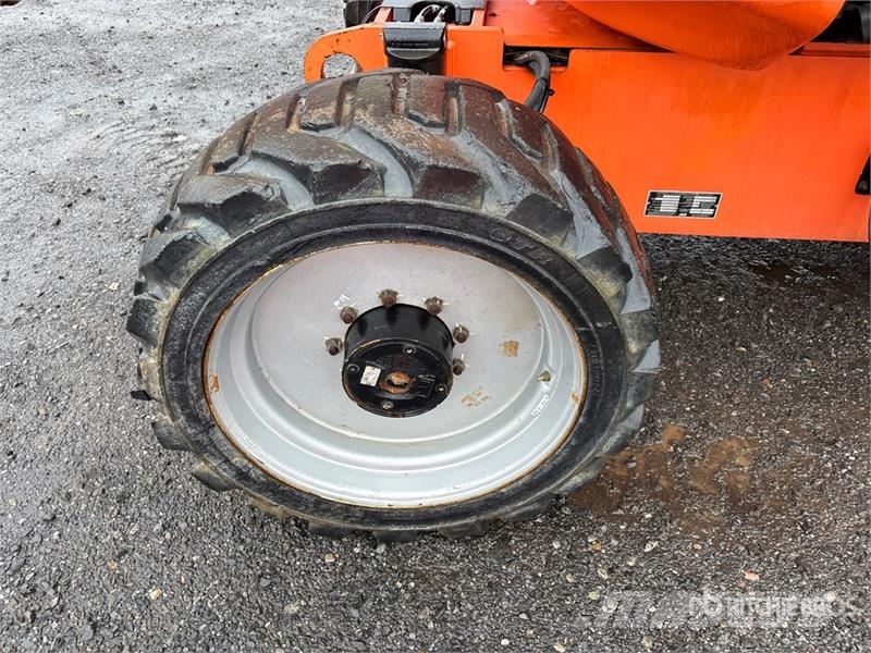 JLG 600AJ 4WD Dual Fuel Articulating Boom Lift Strēles pacēlāji