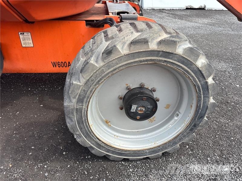 JLG 600AJ 4WD Dual Fuel Articulating Boom Lift رافعات سلة مفصلية