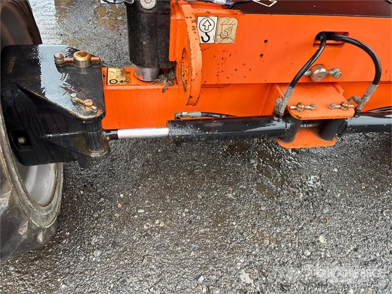 JLG 600AJ 4WD Dual Fuel Articulating Boom Lift Strēles pacēlāji