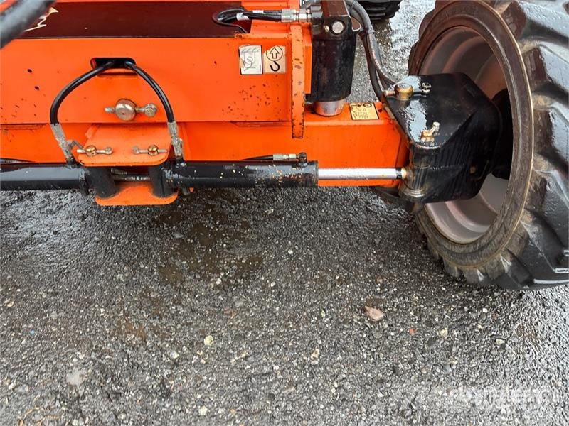 JLG 600AJ 4WD Dual Fuel Articulating Boom Lift Strēles pacēlāji