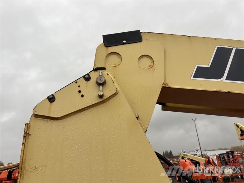 JLG 600AJ 4WD Dual Fuel Articulating Boom Lift Strēles pacēlāji