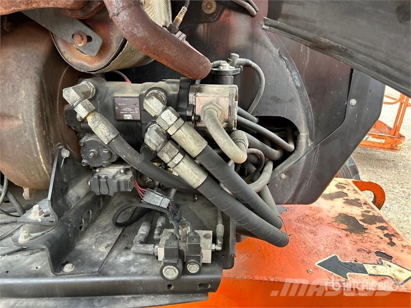 JLG 600AJ 4WD Dual Fuel Articulating Boom Lift Knikarmhoogwerkers