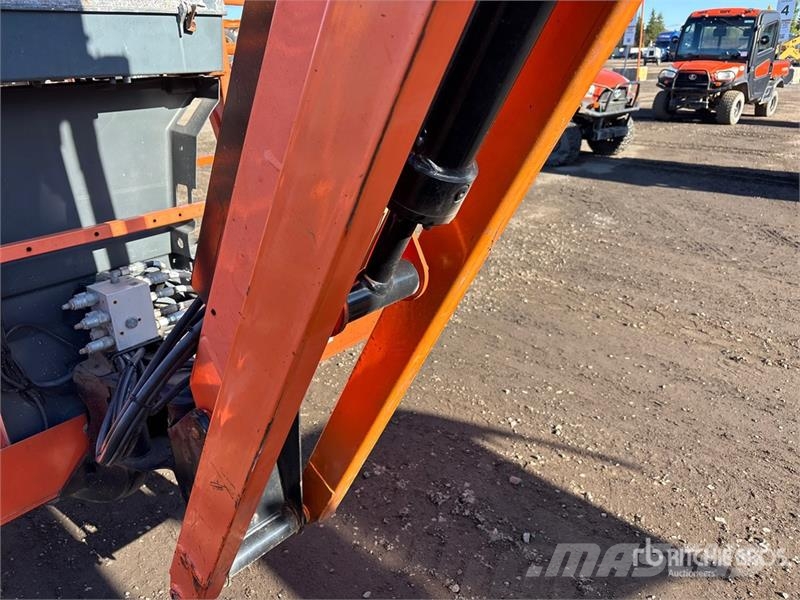 JLG 600AJ 4WD Dual Fuel Articulating Boom Lift Articulated boom lifts