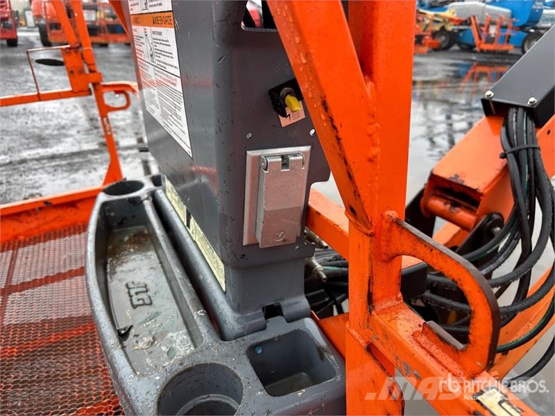 JLG 600AJ 4WD Dual Fuel Articulating Boom Lift Strēles pacēlāji