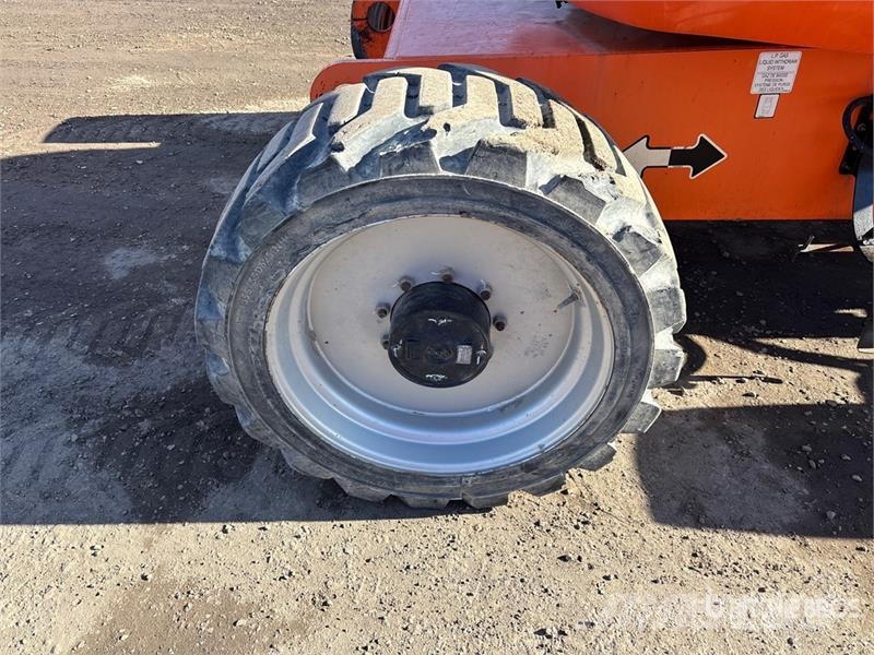 JLG 600AJ 4WD Dual Fuel Articulating Boom Lift Articulated boom lifts