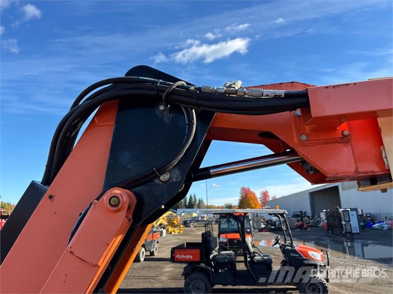 JLG 600AJ 4WD Dual Fuel Articulating Boom Lift Articulated boom lifts