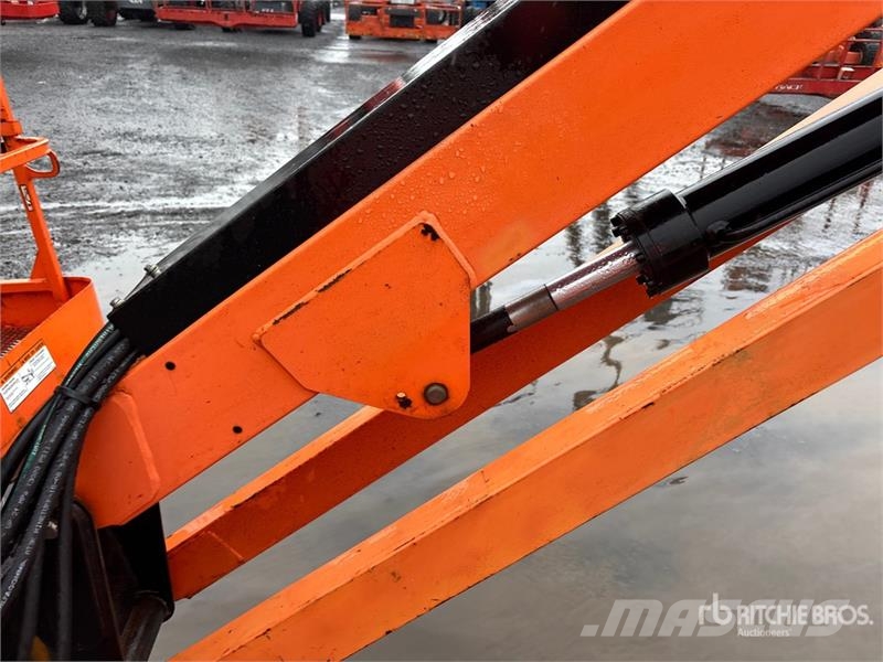 JLG 600AJ 4WD Dual Fuel Articulating Boom Lift Strēles pacēlāji