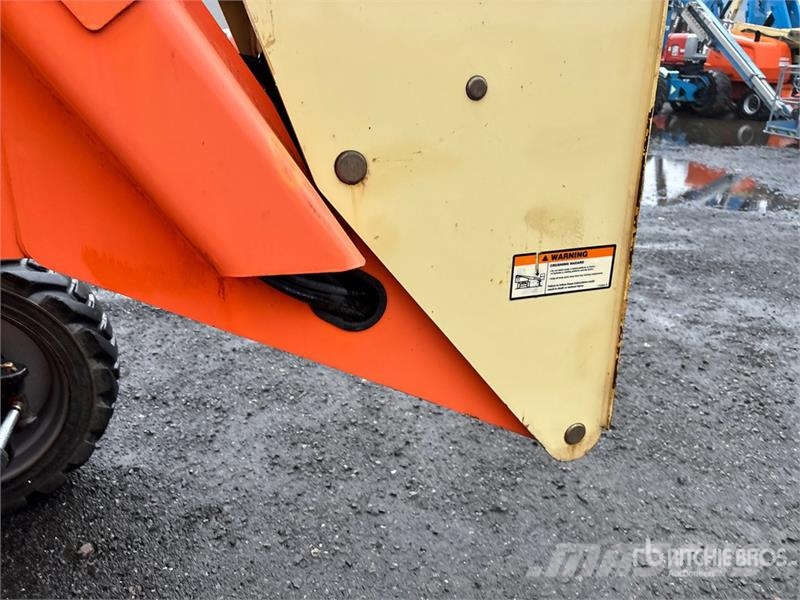 JLG 600AJ 4WD Dual Fuel Articulating Boom Lift Strēles pacēlāji