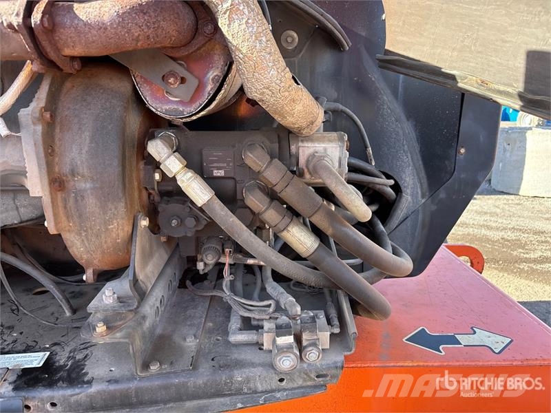 JLG 600AJ 4WD Dual Fuel Articulating Boom Lift Articulated boom lifts