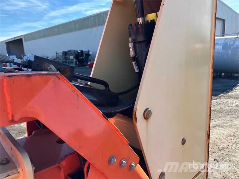 JLG 600AJ 4WD Dual Fuel Articulating Boom Lift Articulated boom lifts