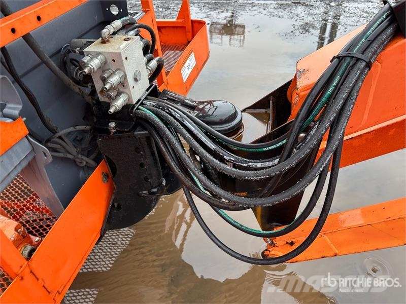 JLG 600AJ 4WD Dual Fuel Articulating Boom Lift Strēles pacēlāji
