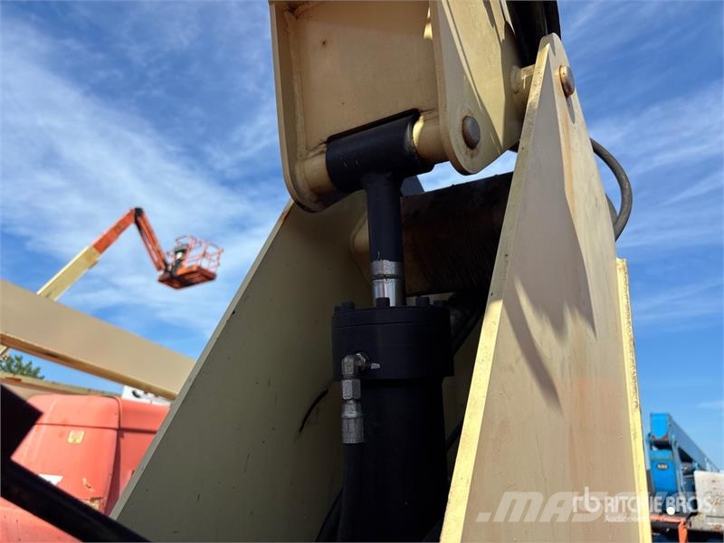 JLG 600AJ 4WD Dual Fuel Articulating Boom Lift رافعات سلة مفصلية