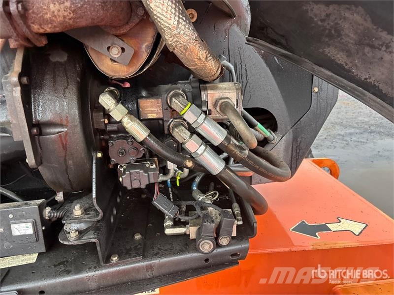 JLG 600AJ 4WD Dual Fuel Articulating Boom Lift Strēles pacēlāji