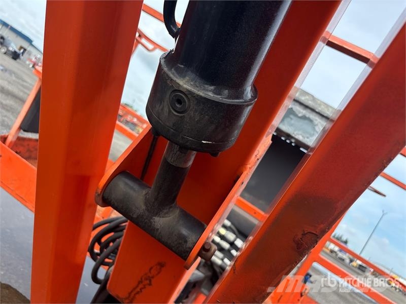 JLG 600AJ 4WD Dual Fuel Articulating Boom Lift رافعات سلة مفصلية
