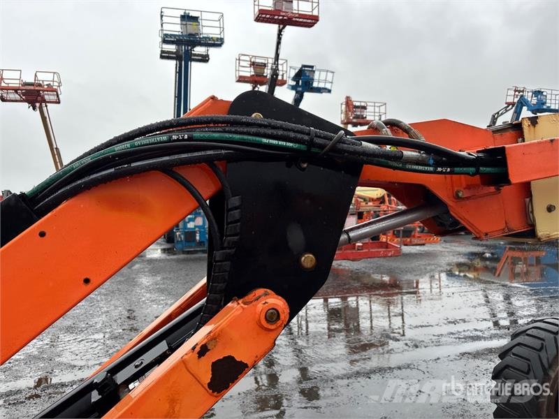 JLG 600AJ 4WD Dual Fuel Articulating Boom Lift Strēles pacēlāji