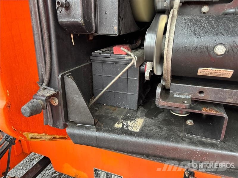 JLG 600AJ 4WD Dual Fuel Articulating Boom Lift Strēles pacēlāji