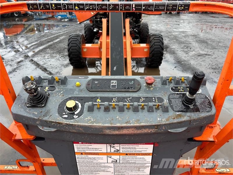 JLG 600AJ 4WD Dual Fuel Articulating Boom Lift Strēles pacēlāji