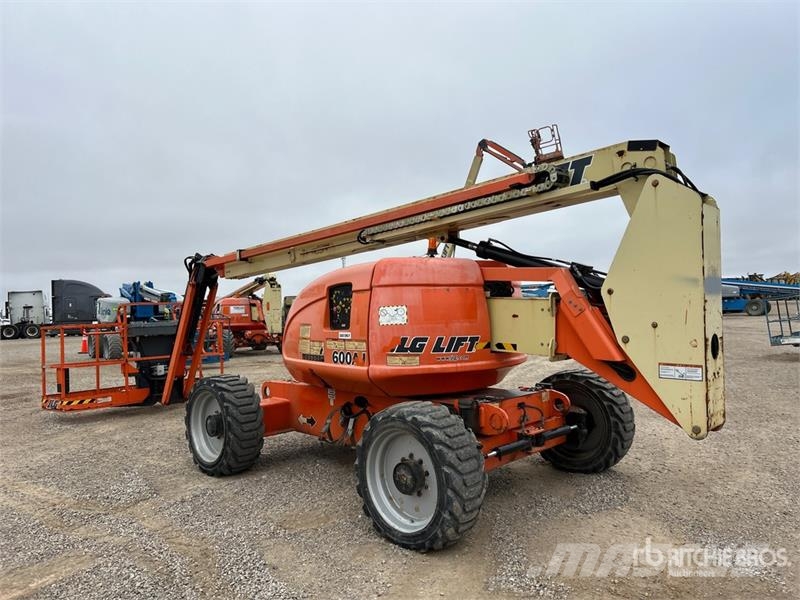 JLG 600AJ 4WD Dual Fuel Articulating Boom Lift Knikarmhoogwerkers