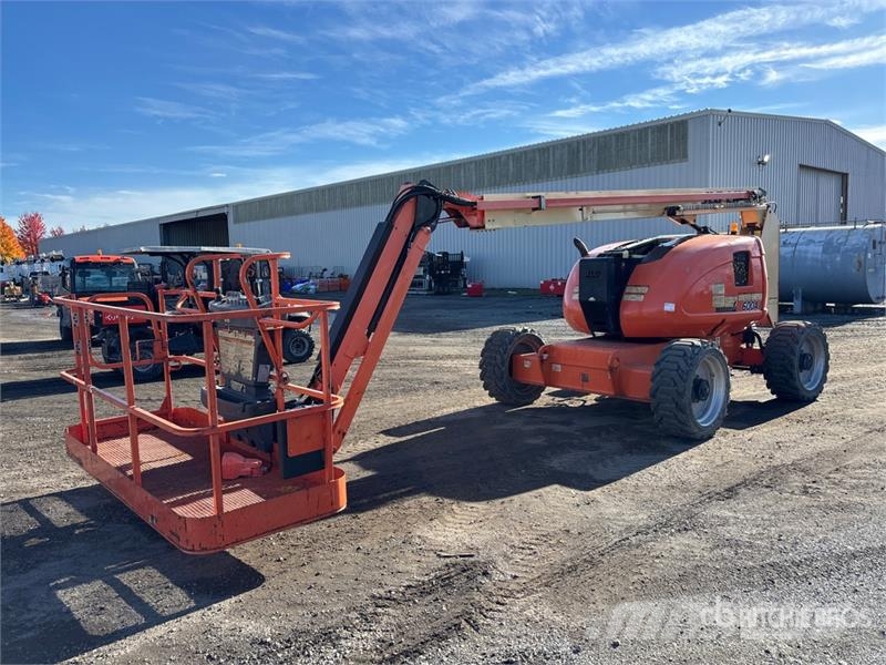 JLG 600AJ 4WD Dual Fuel Articulating Boom Lift Articulated boom lifts