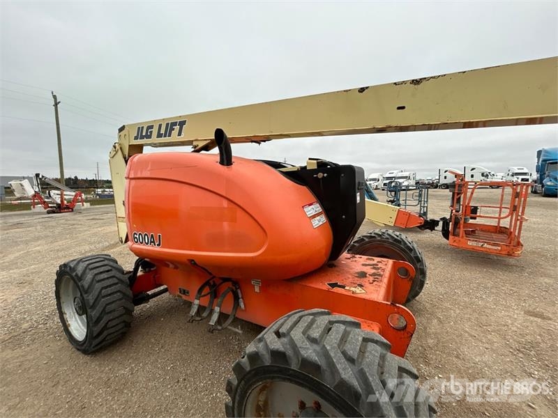 JLG 600AJ 4WD Dual Fuel Articulating Boom Lift Knikarmhoogwerkers
