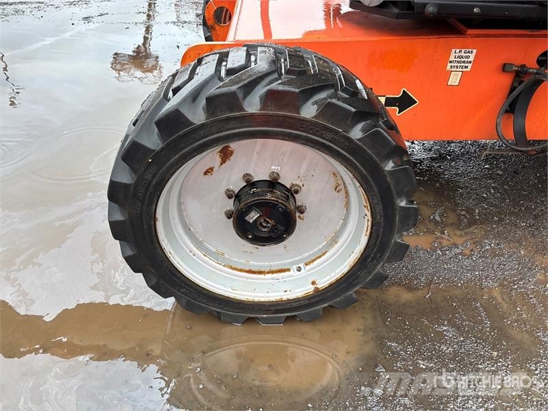 JLG 600AJ 4WD Dual Fuel Articulating Boom Lift Strēles pacēlāji