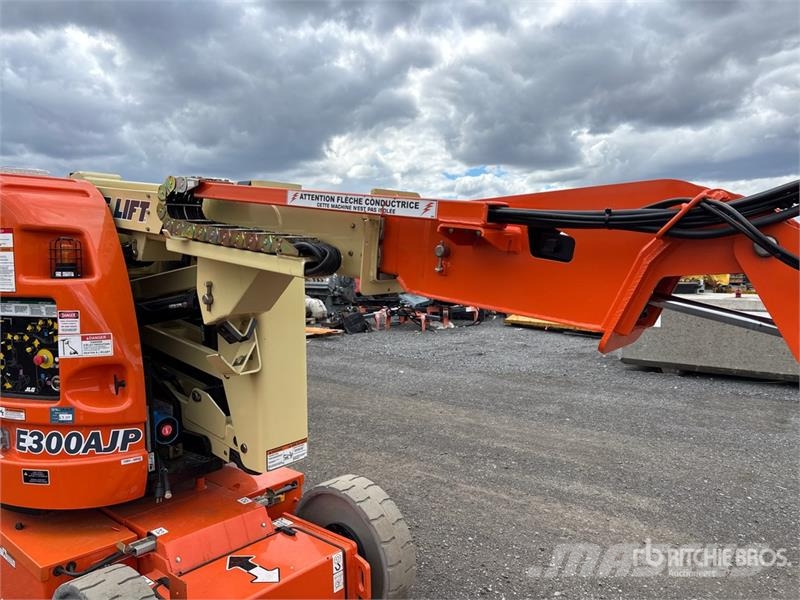 JLG E300 AJP 2WD Electric Articulating Boom Lift Колінчаті підйомники